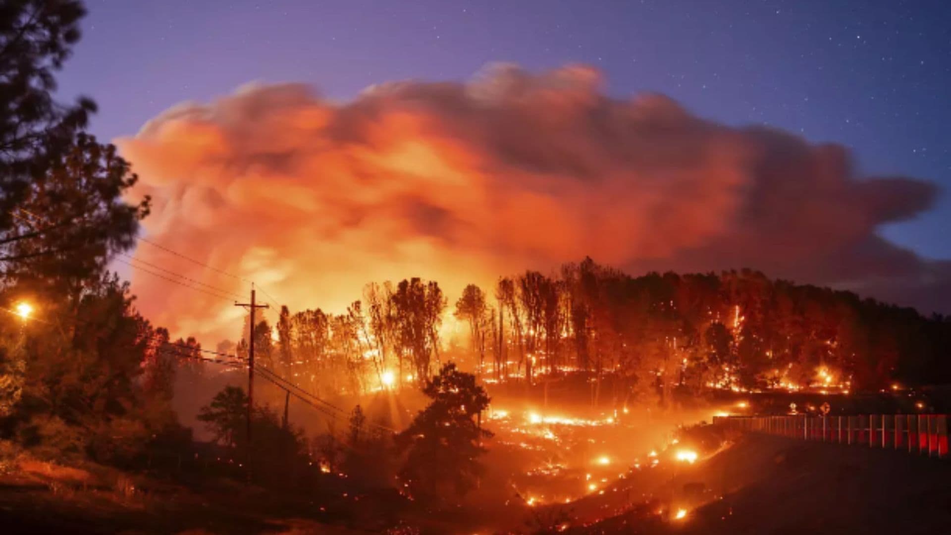 Incêndios na Califórnia: imagens de destruição e fuga a pé. Estado já tem 35 focos de incêndio e pessoas demoraram a conseguir evacuar os locais. Mais de 30 mil tiveram que sair de casa.