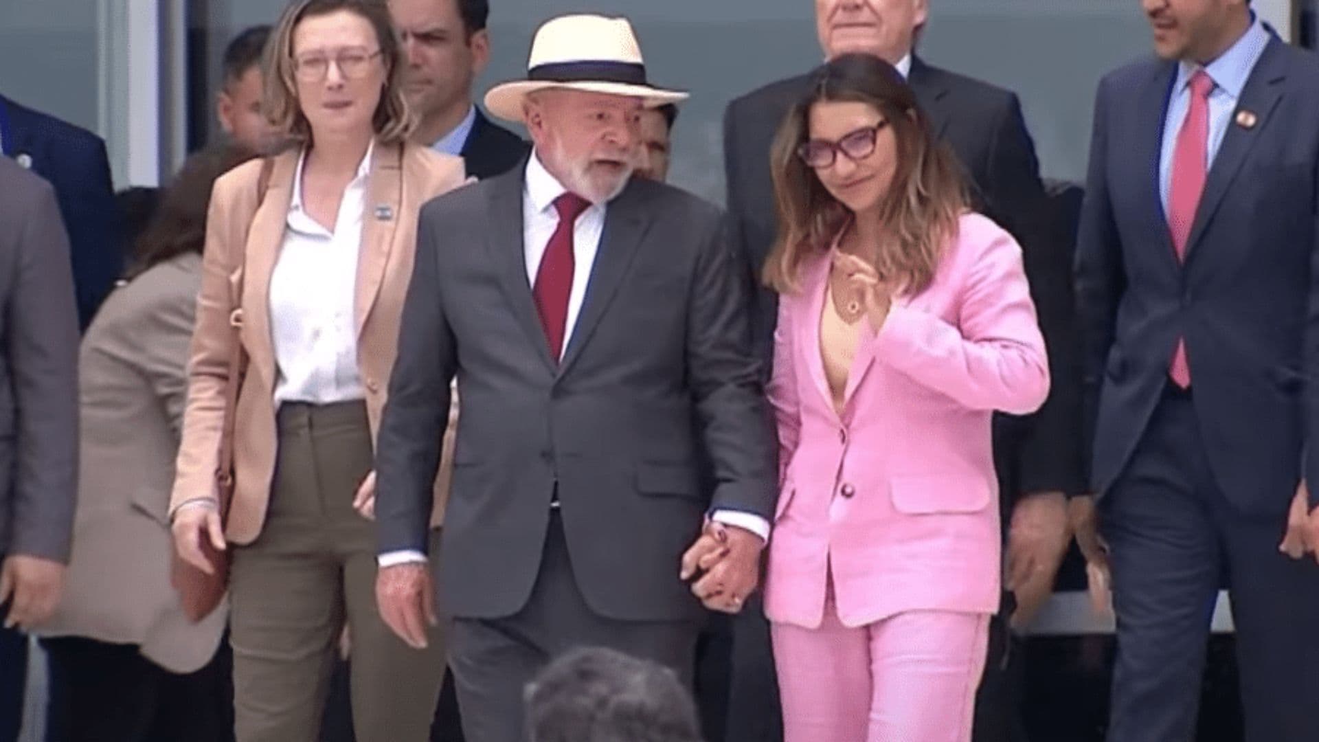 Lula e Janja descendo a rampa do palácio do planalto.
