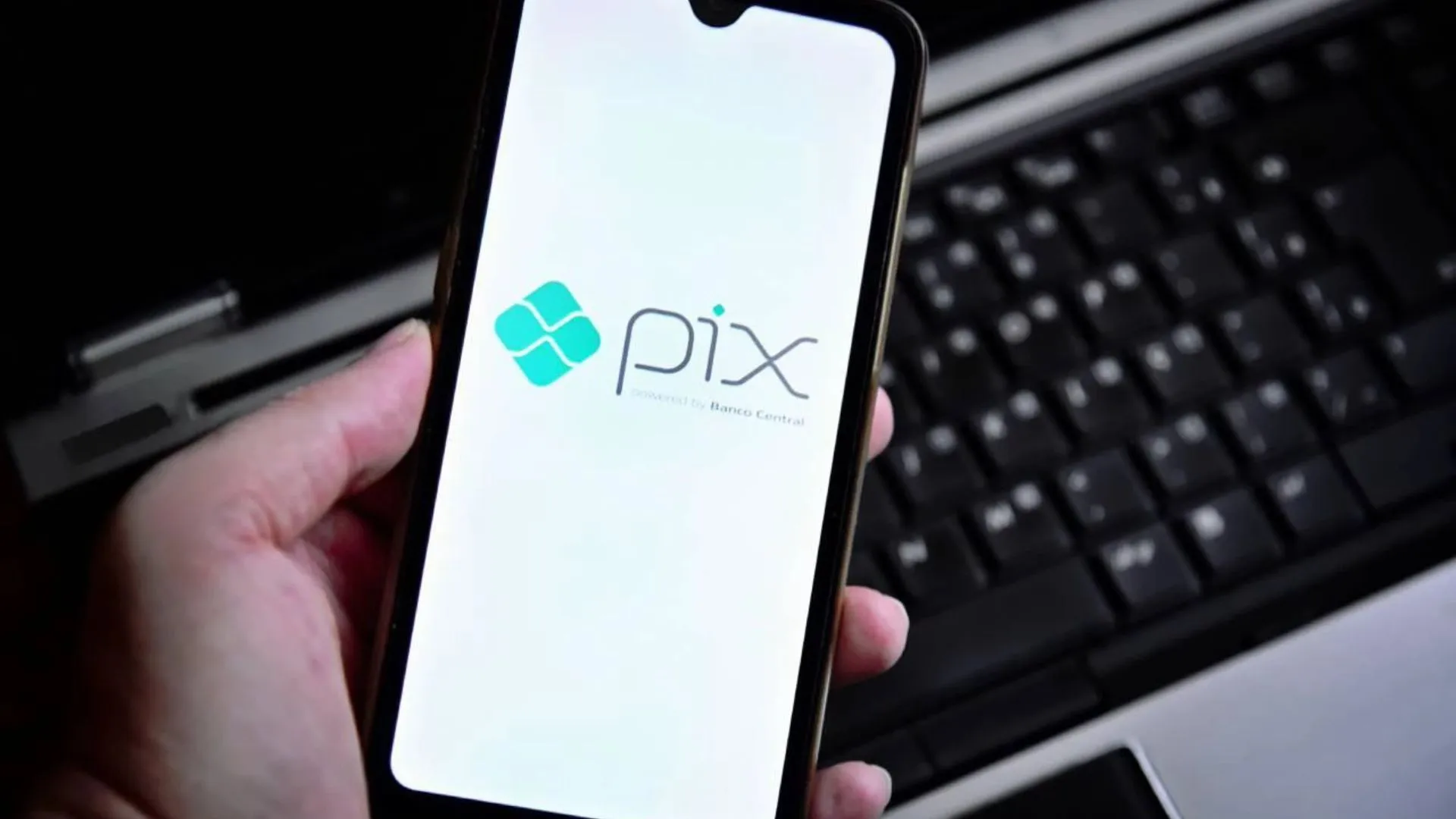 Imagem de alguém usando o PIX no celular, Receita Federal vai passar a monitorar pagamentos superiores a R$5mil na plataforma e internet se preocupa com taxação.