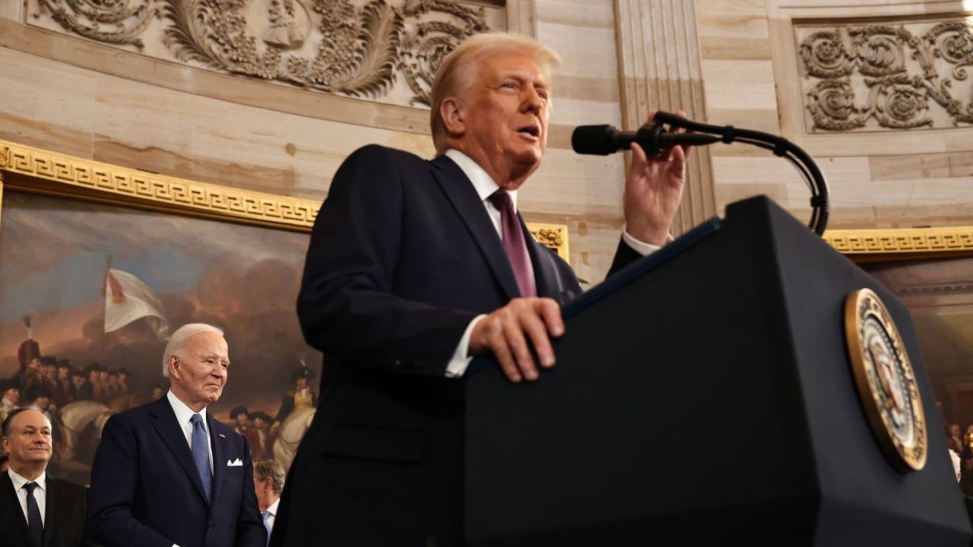 Presidente Trump discursando em frente Joe Biden