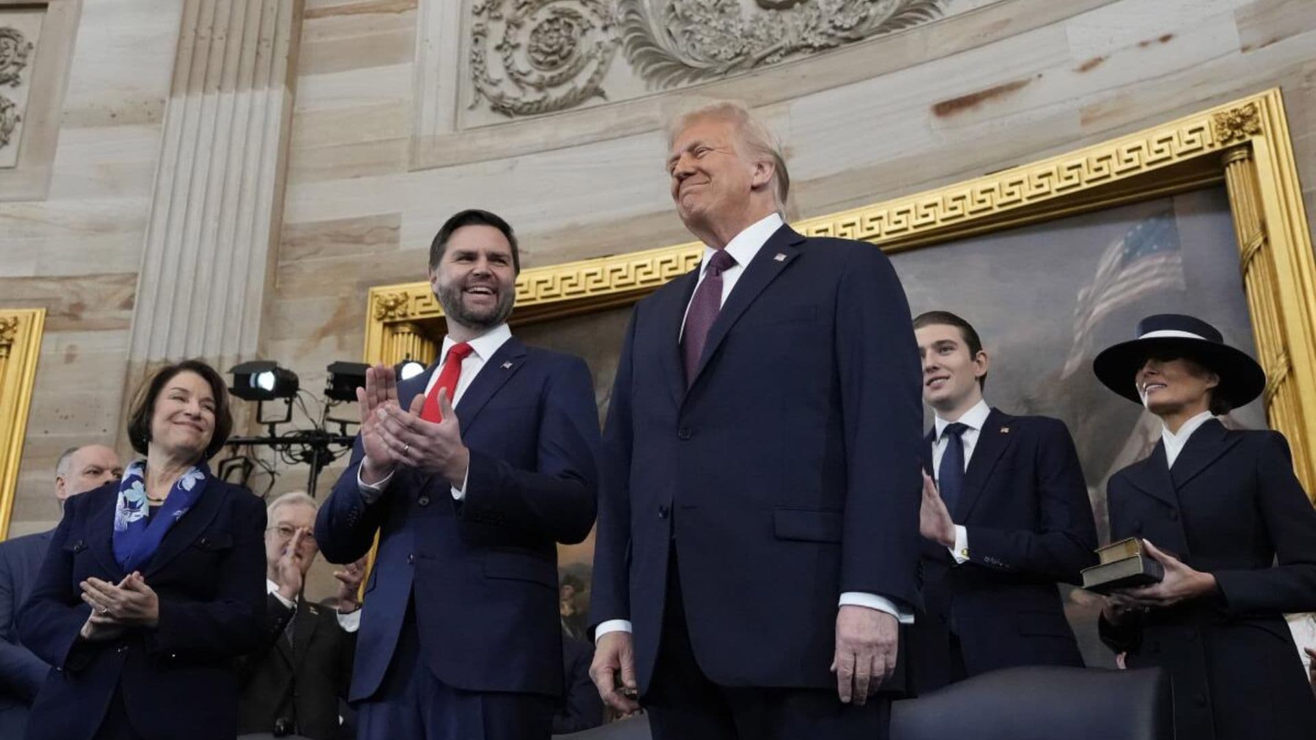 trump, familiares e seu vice rindo.