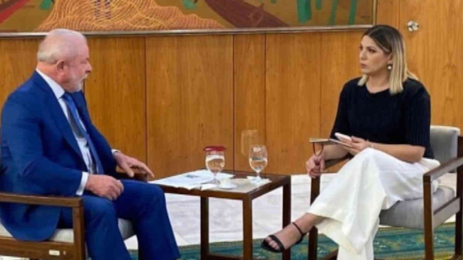 Daniela lima durante entrevista com Lula.