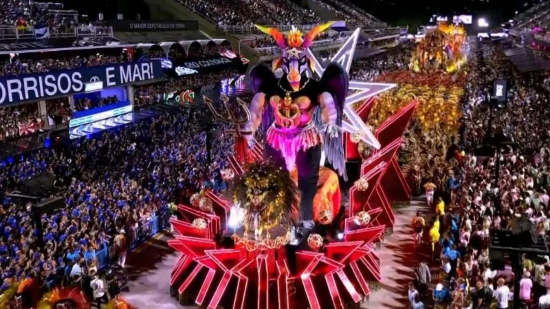 Carro alegórico que retrata o "Exu Maioral", parte do desfile da paraíso do Tuiuti.
