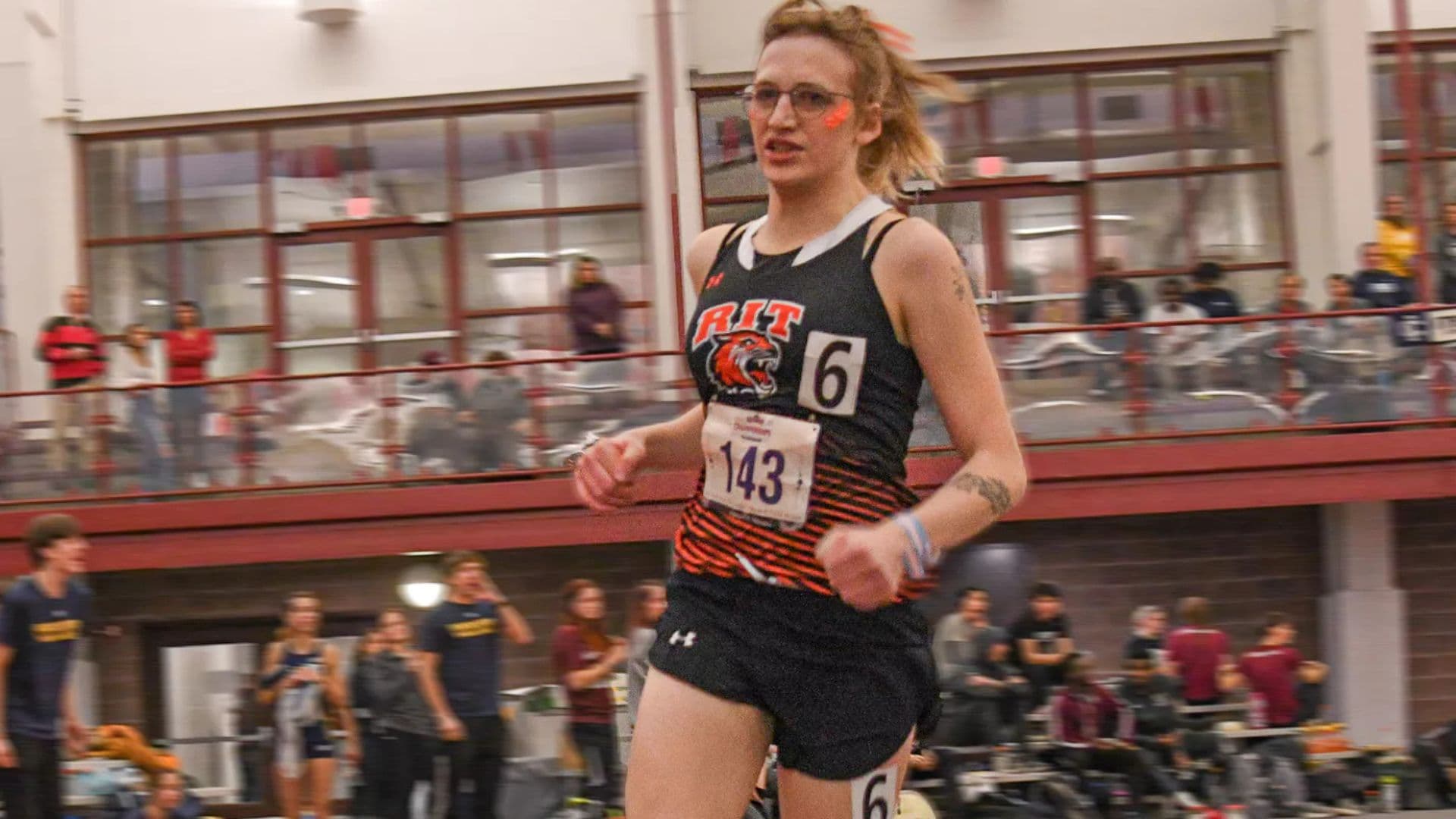 Atleta trans Sadie Schreiner correndo pela RIT.