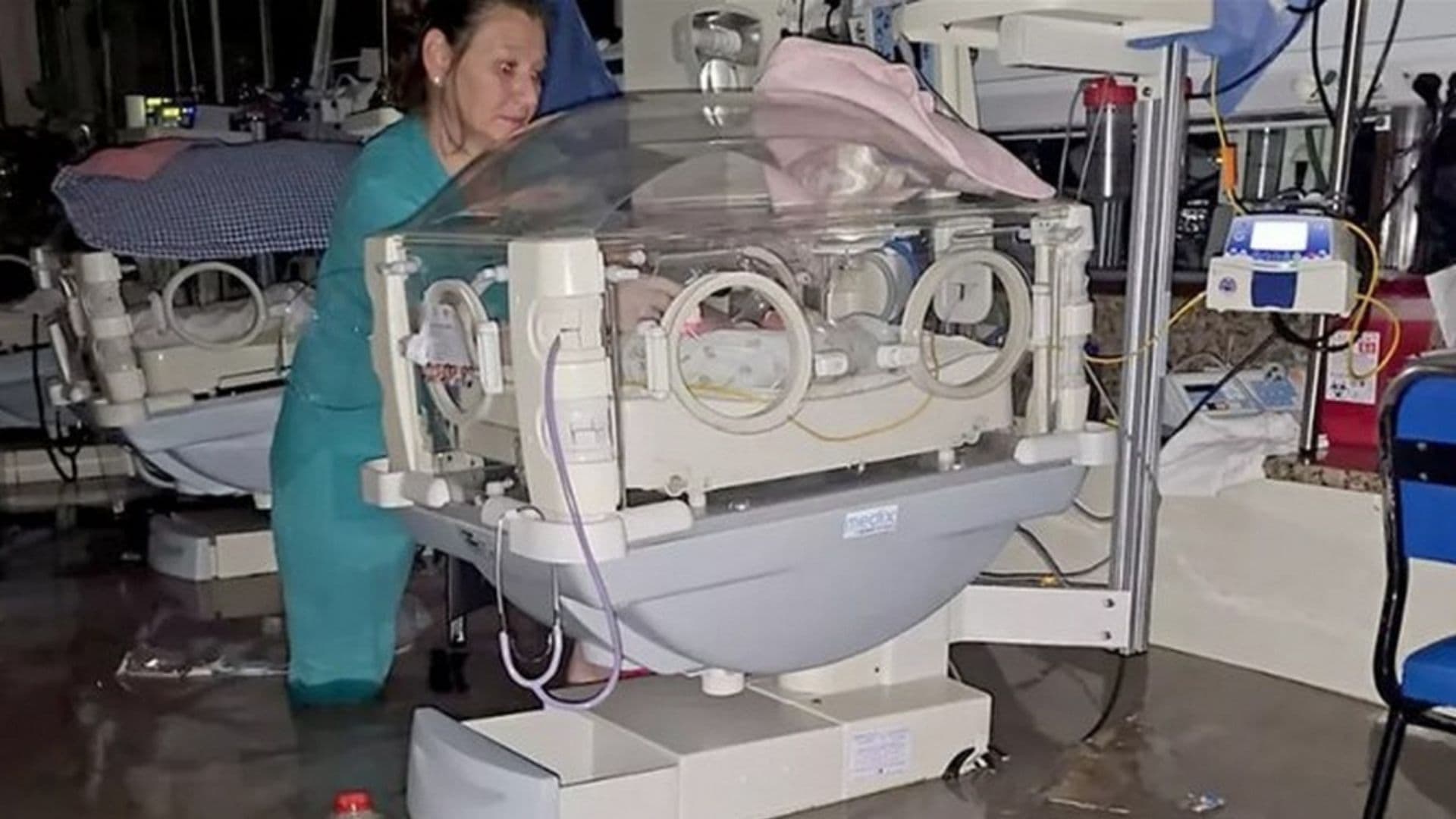 Enfermeira salvando um bebê dentro de uma incubadora.