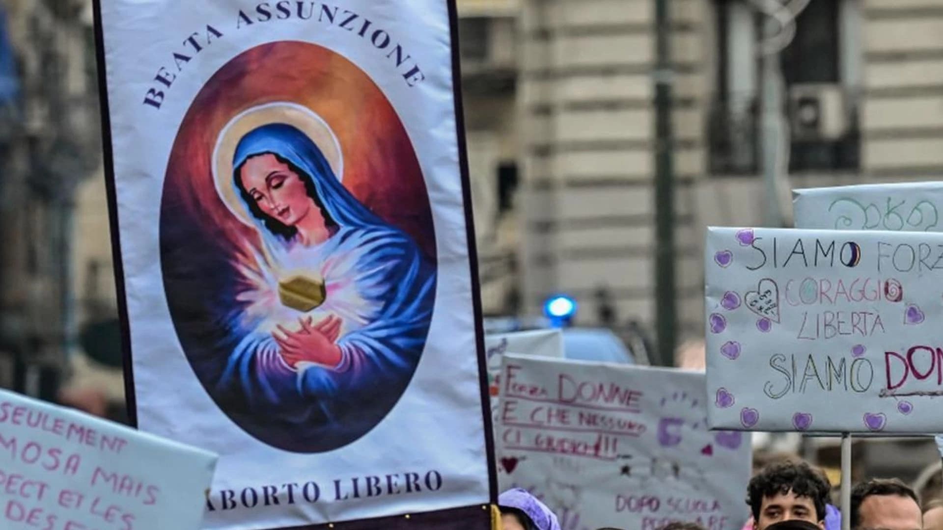 Imagem da Virgem Maria com o pílula abortiva