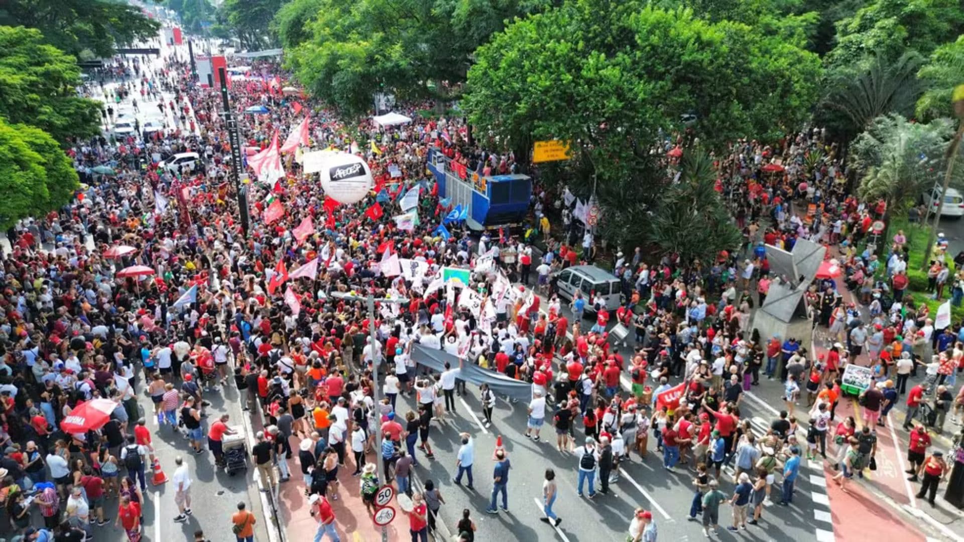 Manifestantes em protesto liderado por Boulos.
