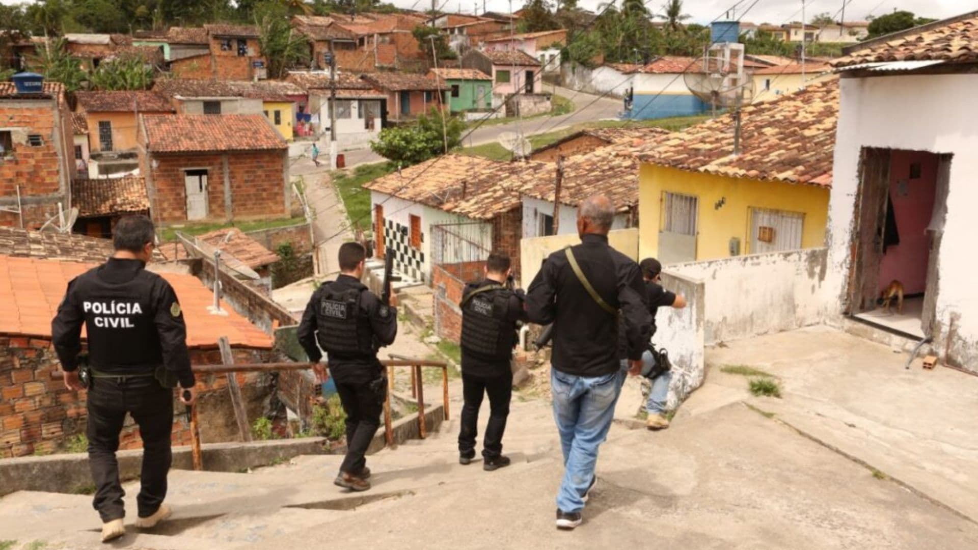 Policiais em uma comunide.
