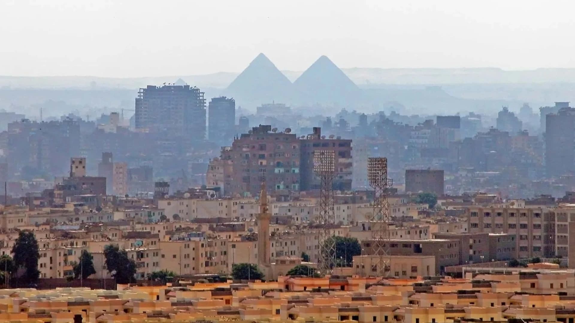 Céu da cidade de Cairo com o destaque para cidade e as pirâmides ao fundo
