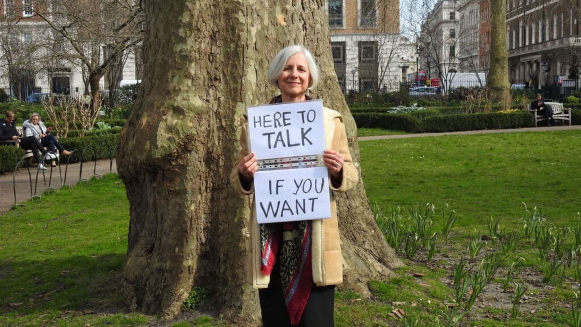 Livia Tossici-Bolt segurando a placa perto da clinica de aborto.