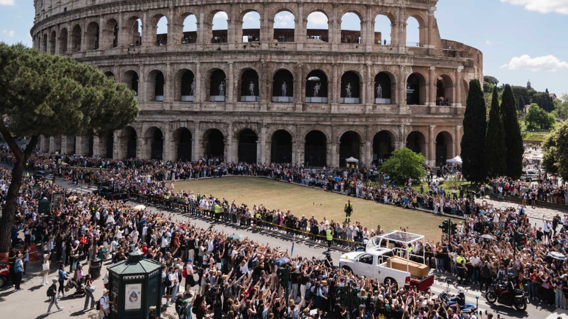 Cortejo do papa Francisco faz história ao reunir 250 mil pessoas.