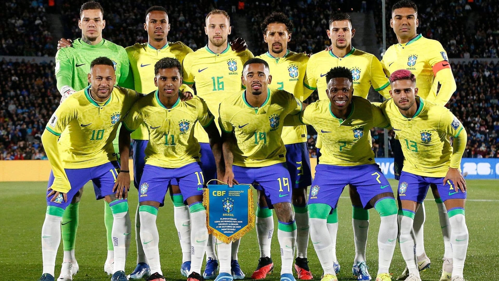 Jogadores da seleção brasileira vestindo a camisa tradicional canarinho.