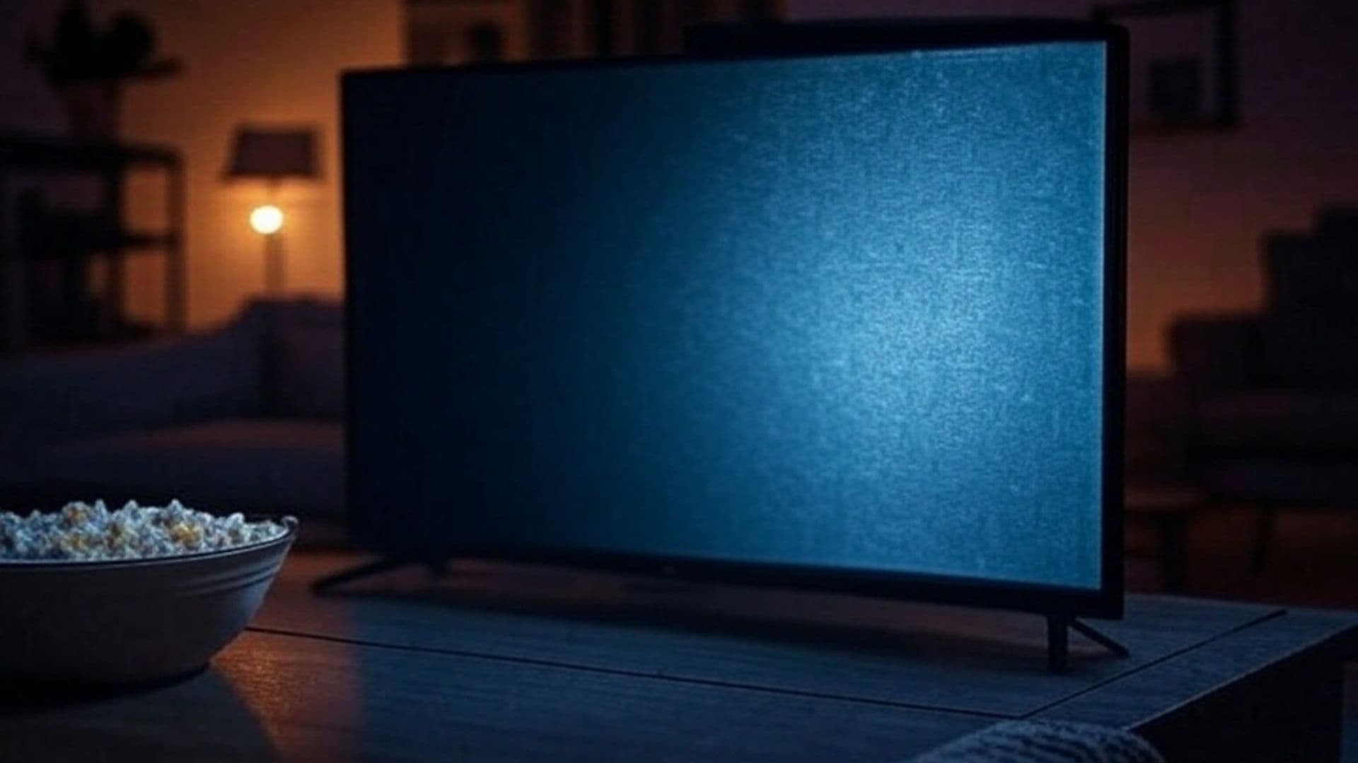 pipoca em um sofá em frente a uma televisão.