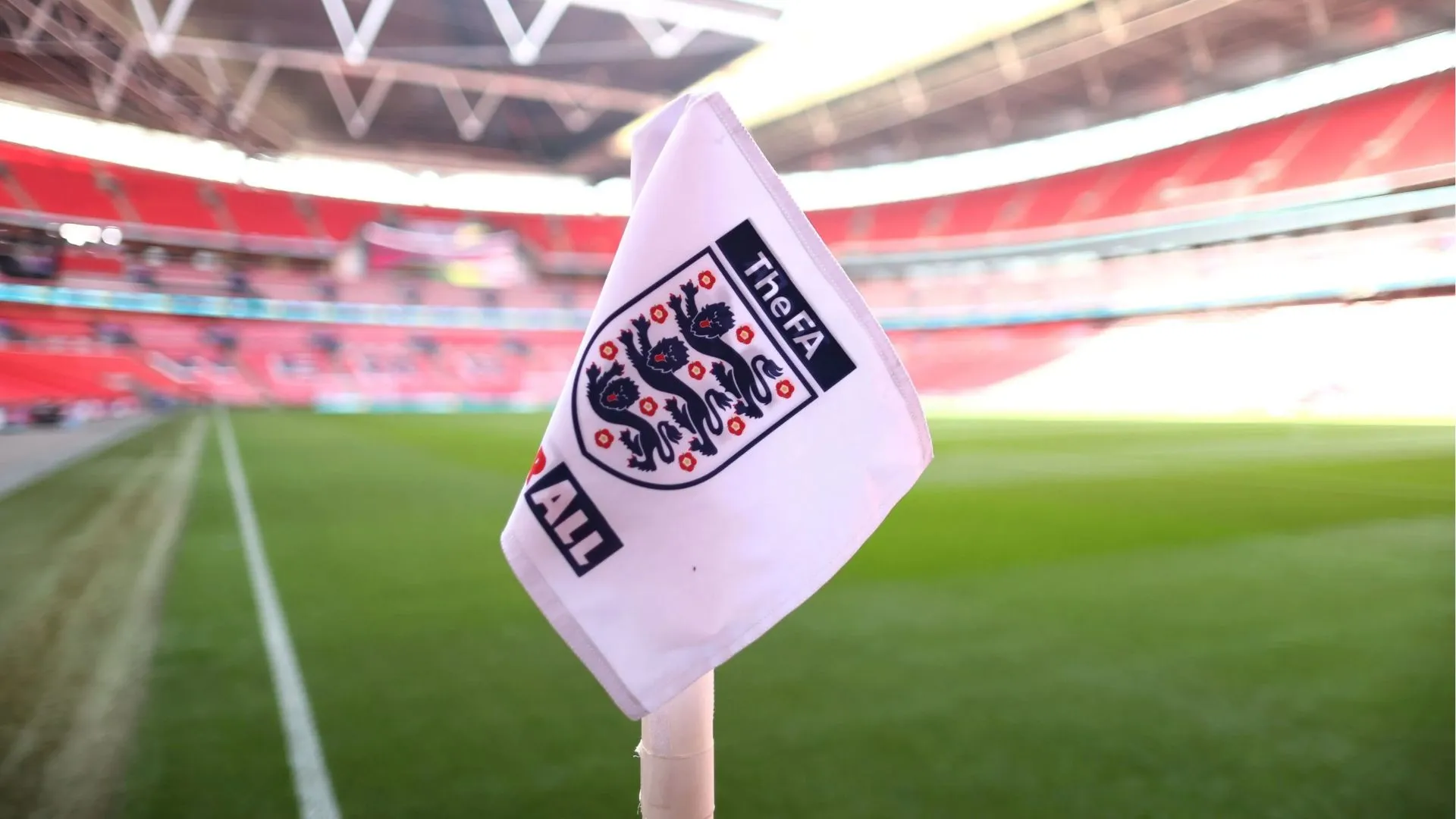 Bandeira de escanteio com o brasão da Federação Inglesa de Futebol