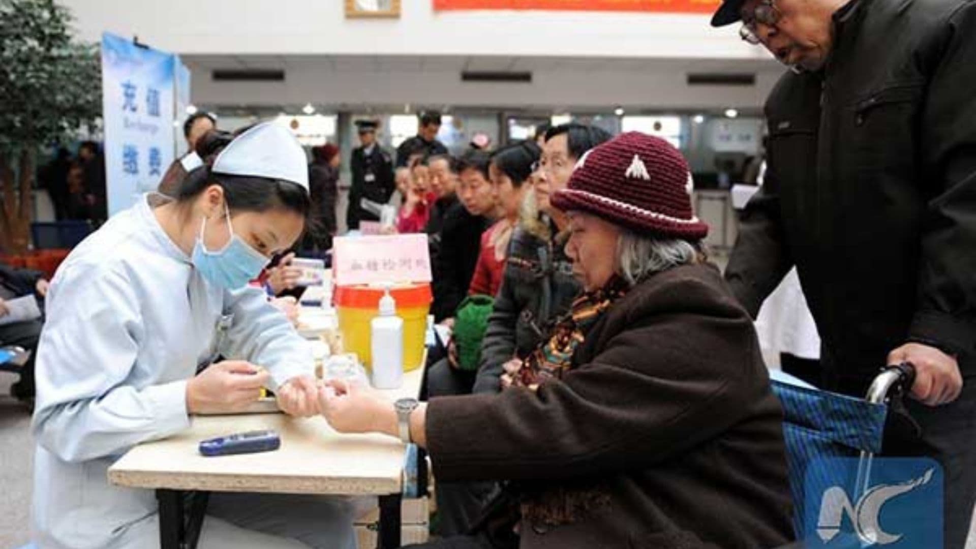 médicos chineses tratando pacientes com diabetes