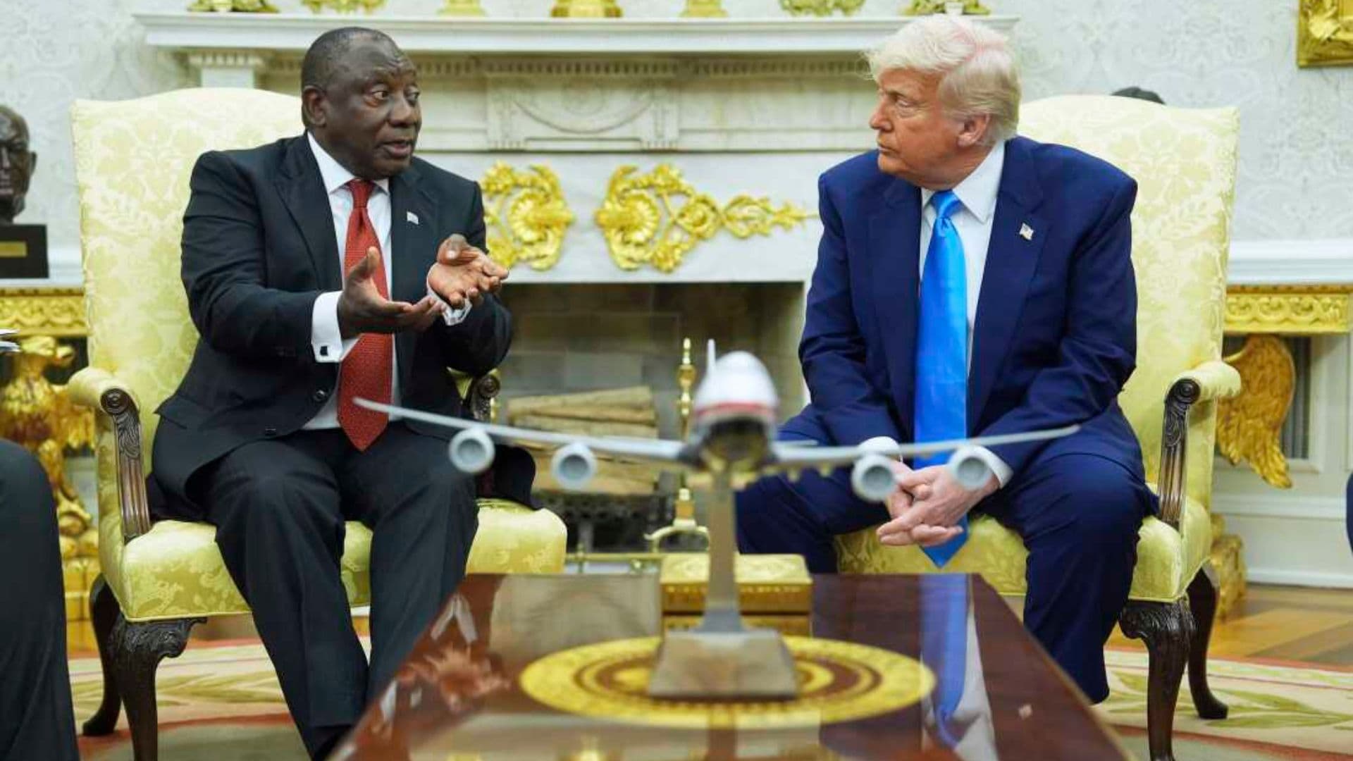 Presidente sul-africano ao lado de Trump no Salão Oval.