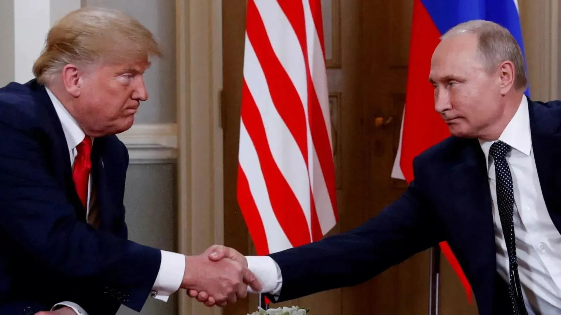 Trump apertando as mãos de Putin