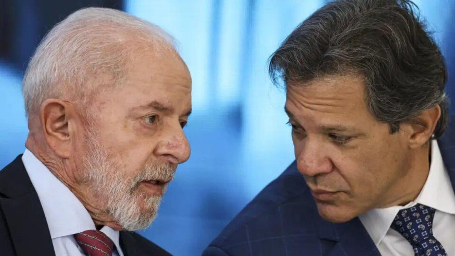 Lula e o ministro da Economia Fernando Haddad conversando. Governo aumentou impostos ao menos uma vez a cada 37 dias.
