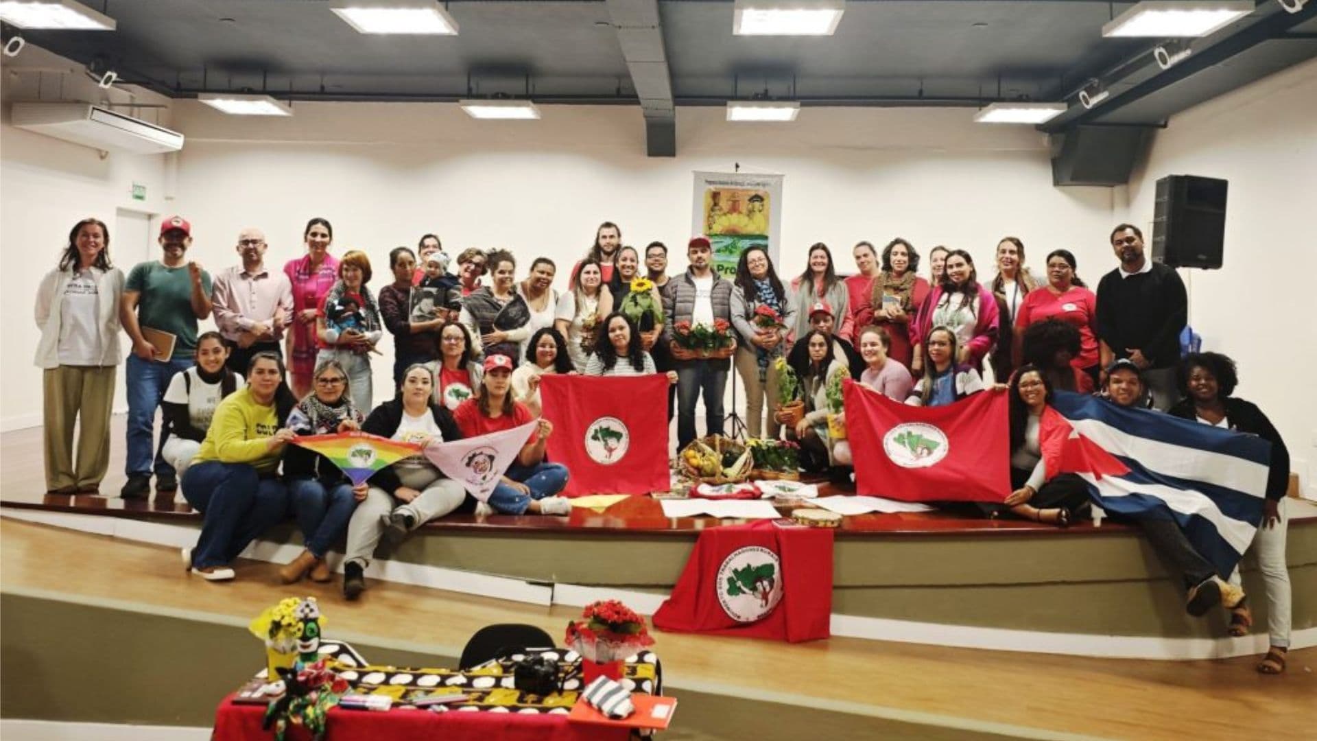 Militantes do MST em sala de universidade federal para curso de educação.