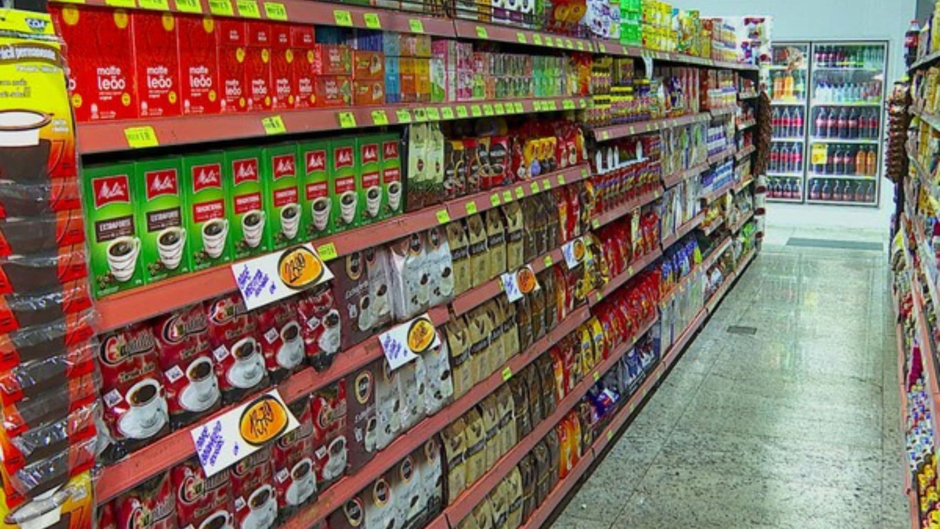 Prateleira com café em um supermercado.