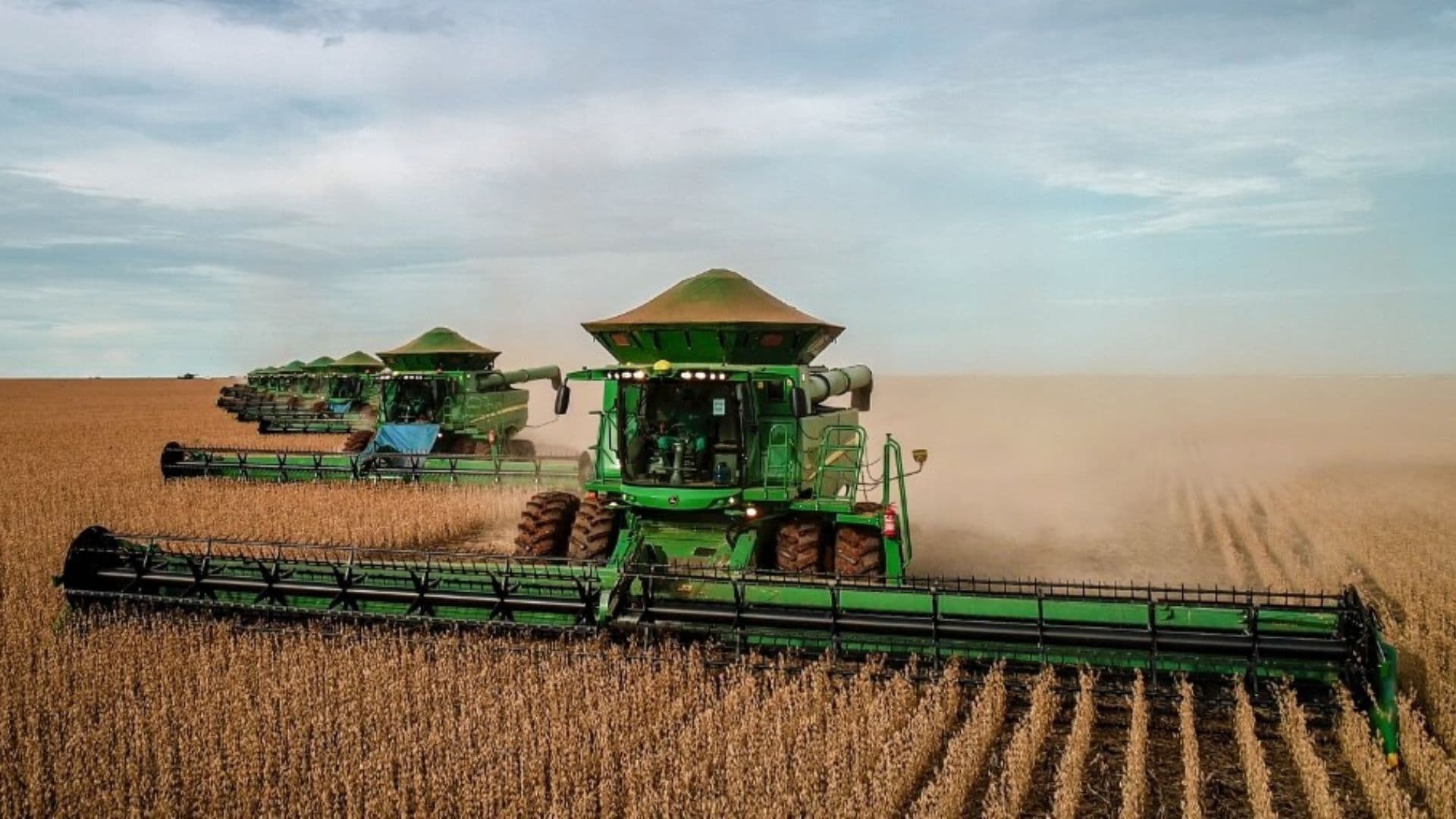 Trator fazendo a colheita.