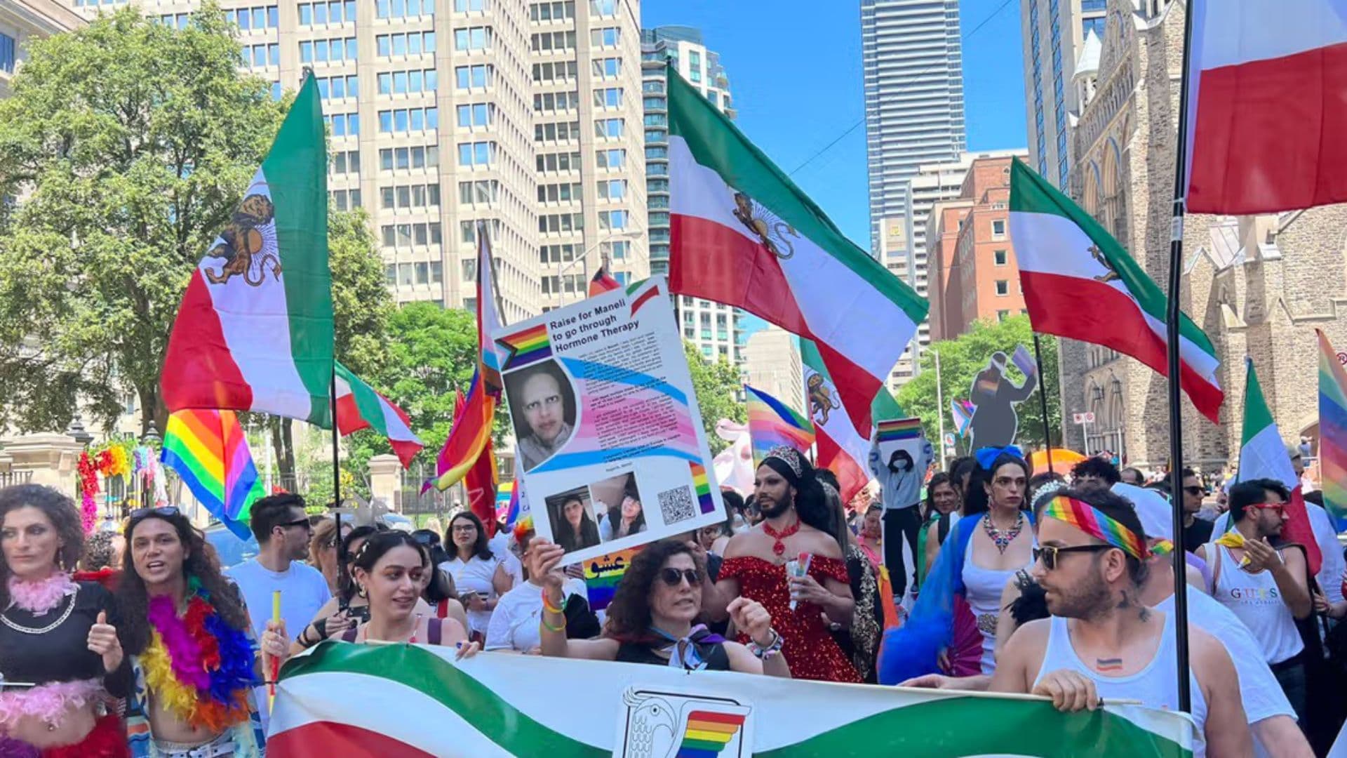 Manifestação pró-LGBT com bandeiras do Irã antes da revolução islâmica