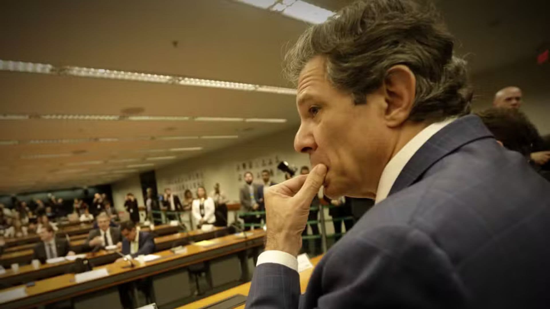 Haddad com um semblante de preocupação, ministro precisa pensar em como contornar a decsão do Congresso.