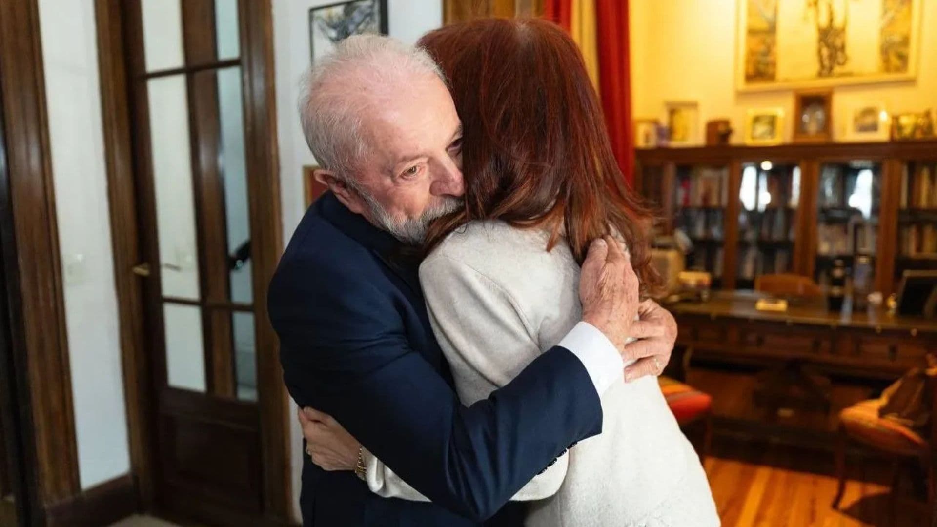 Lula abraçando Cristina Kirchner.