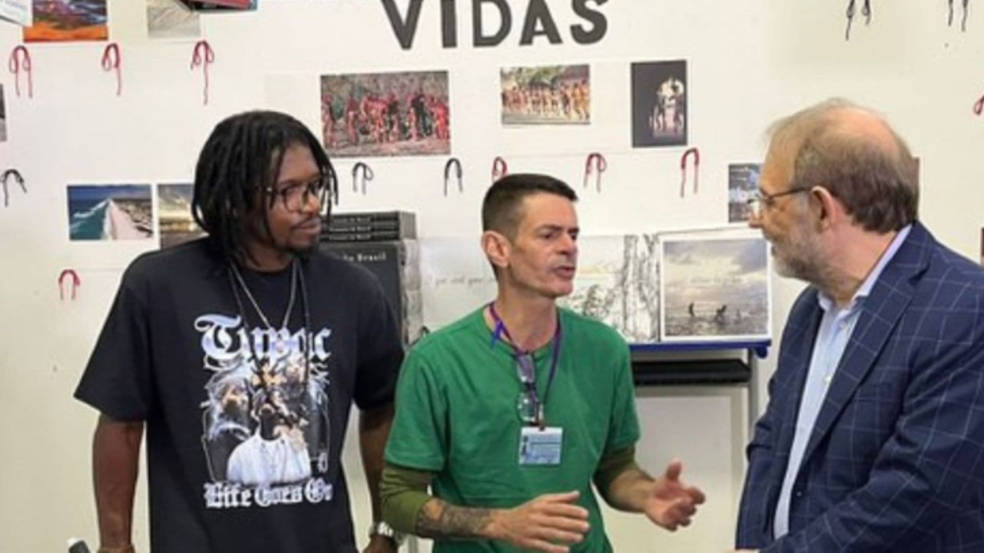 Escritor Sagat B (à esquerda), detento Australiamar Fernandes e Marco Lucchesi, presidente da FBN, durante entrega.