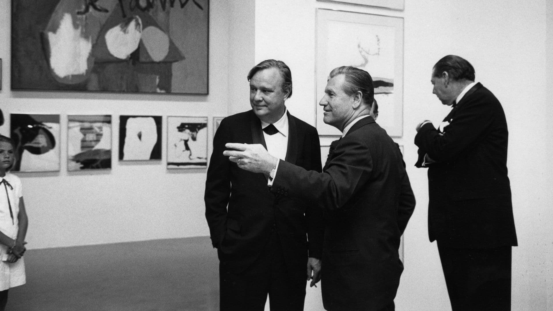 Nelson Rockfeller e homens de terno no MoMa. Magnata foi usado pela CIA em esquema para impulsionar arte abstrata.