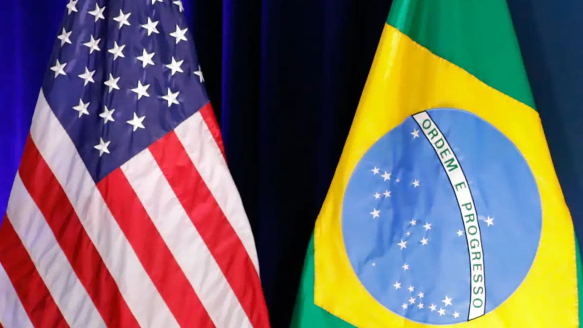 Bandeira americana e brasileira lado a lado, países podem entrar em uma guerra comercial se governo retaliar tarifas de Trump.