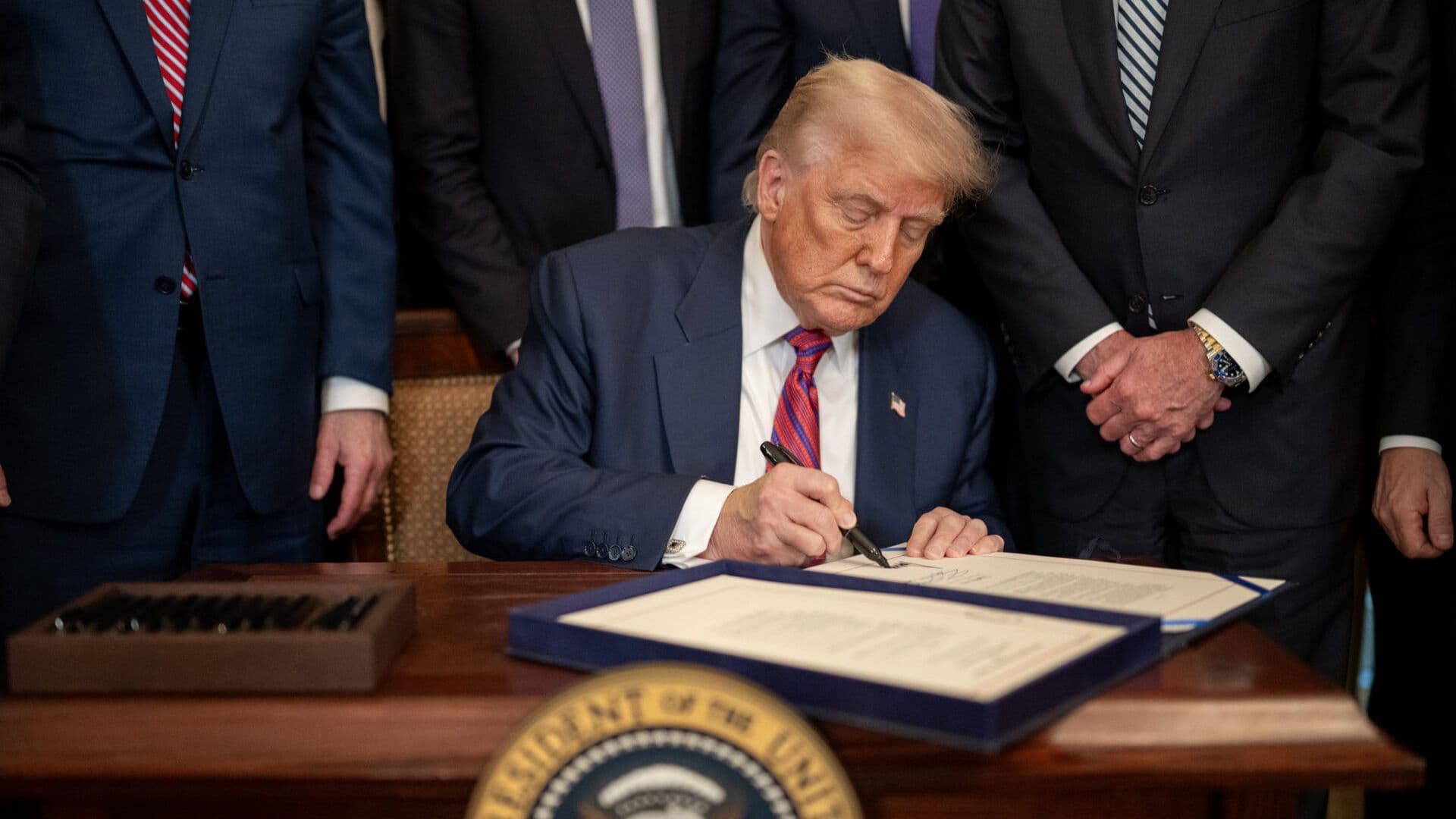 Trump assinando o decreto para aplicar as sanções contra o Brasil