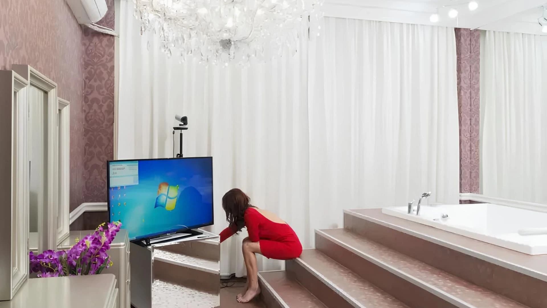 Mulher se prepara para começar transmissão