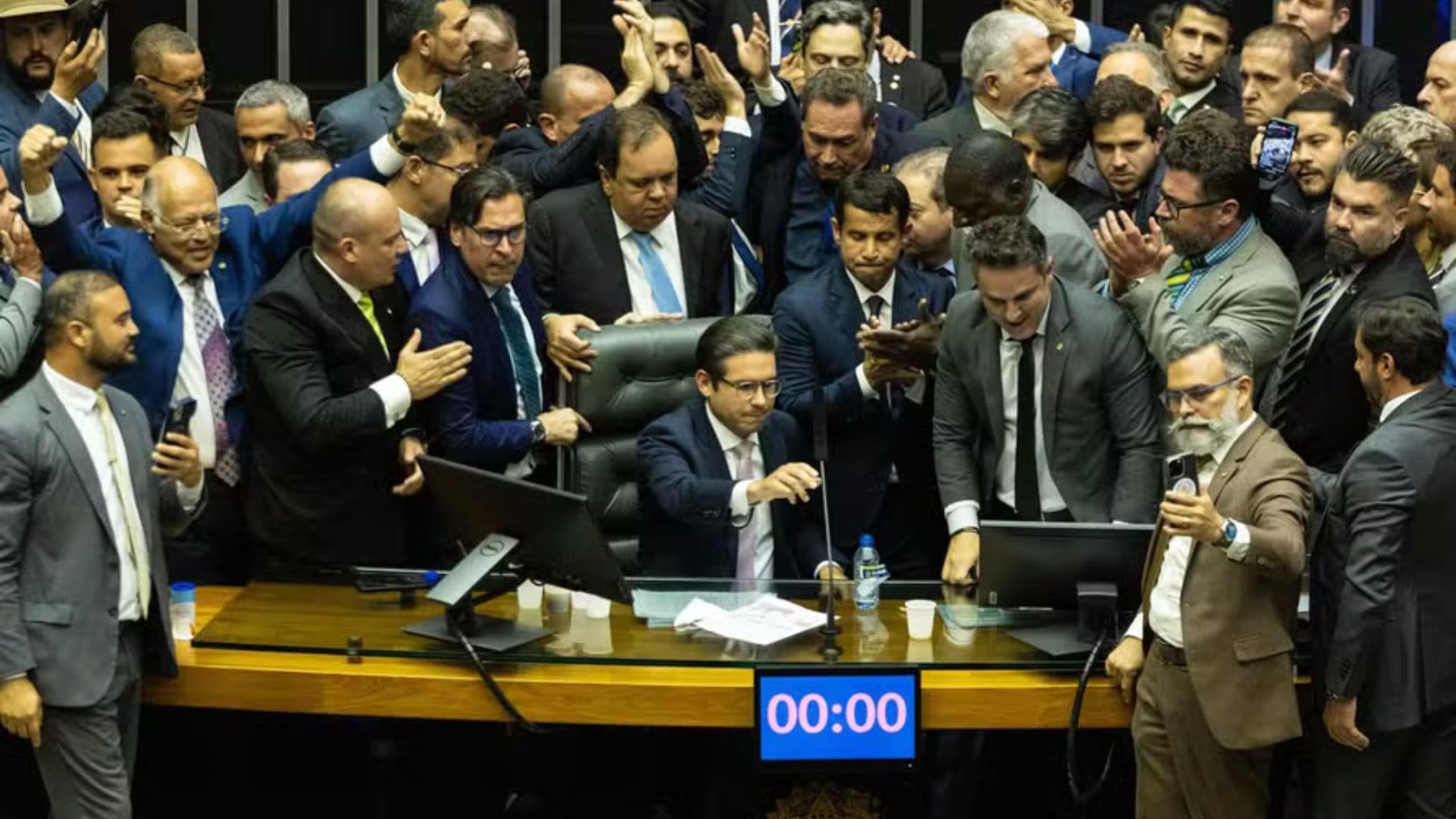 Hugo motta após conseguir se sentar na mesa diretora em meio a tumulto na Câmara.