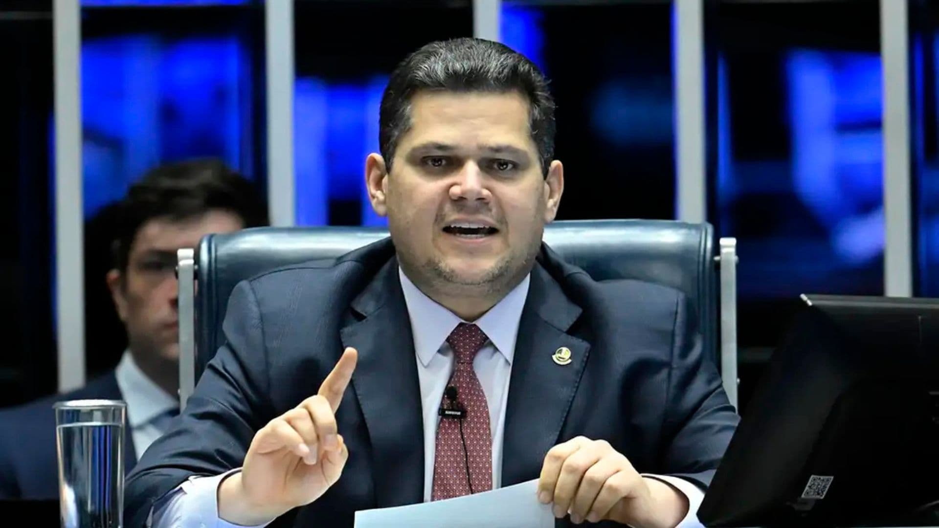 Alcolumbre discursando na Câmara.