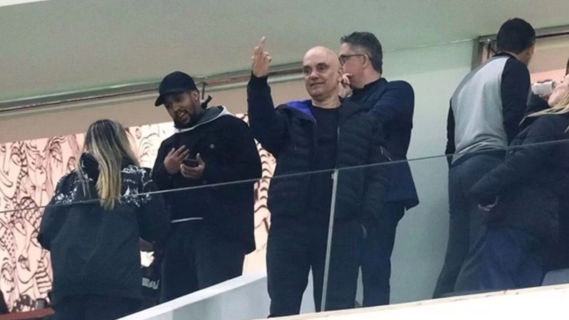 Alandre de Moraes mostrando o dedo do meio