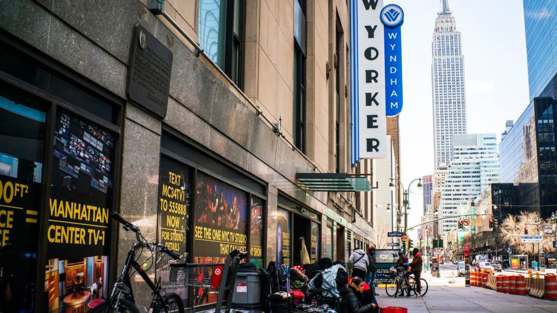 Rua de Nova Iorque com pertences de moradores de rua. cidade enfrenta crise por causa de gastos sociais altos e desaceleração da economia.