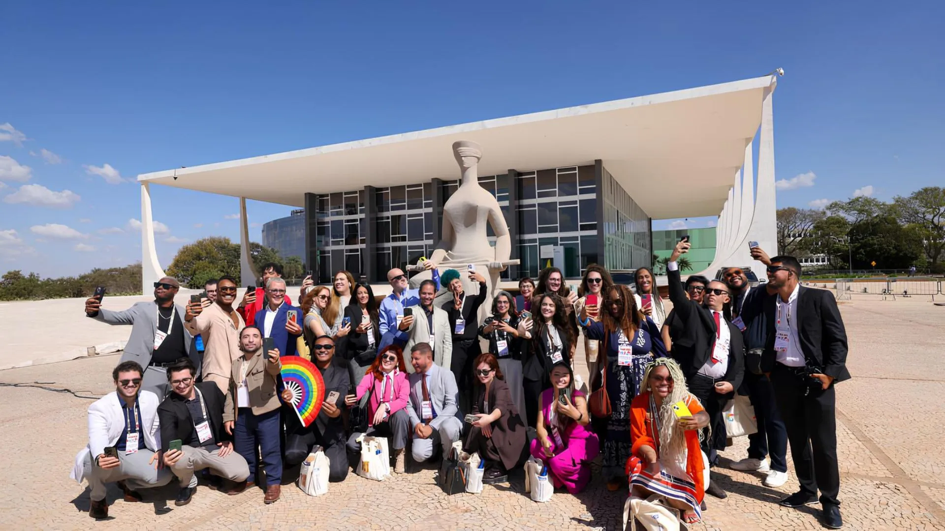 Influenciadores reunidos em frente ao STF