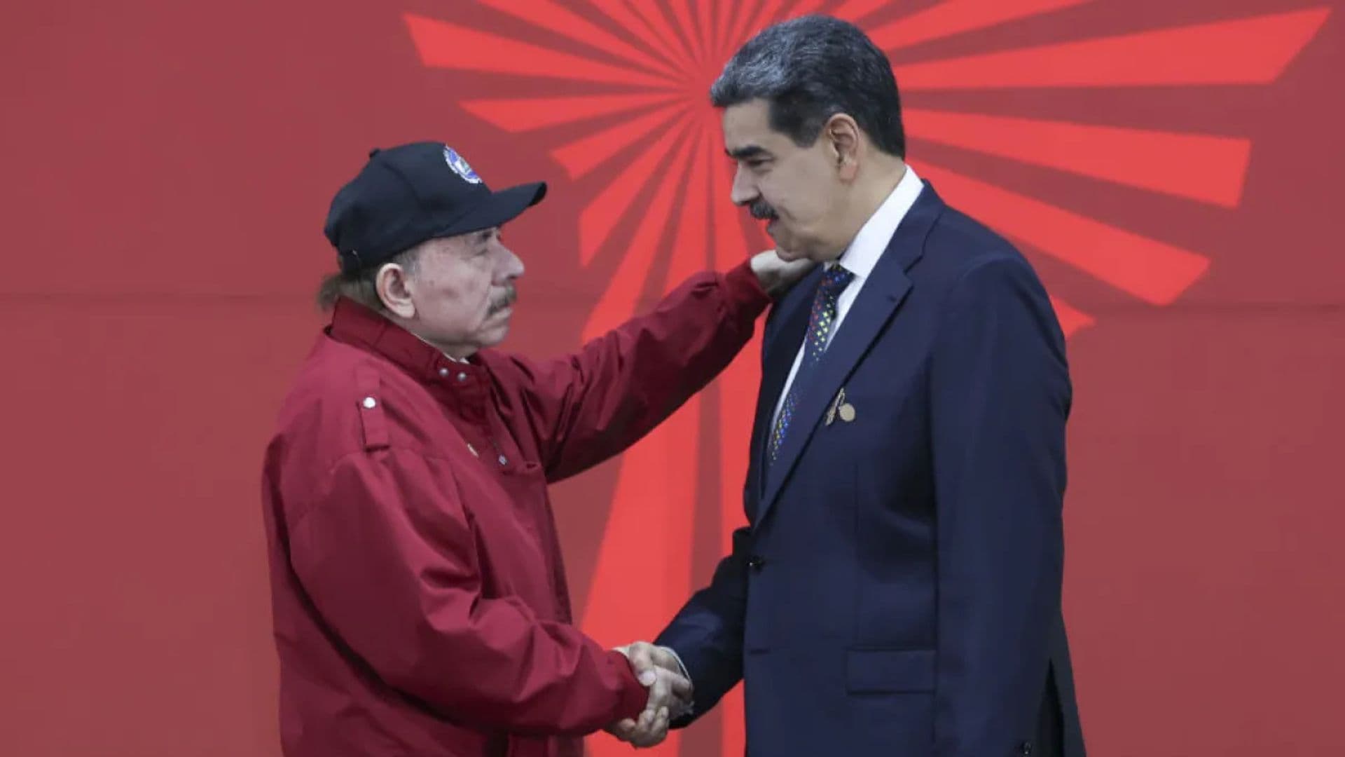 Daniel Ortega, ditador da Nicarágua e Nicolás Maduro, ditador da Venezuela, apertando mãos durante um evento.