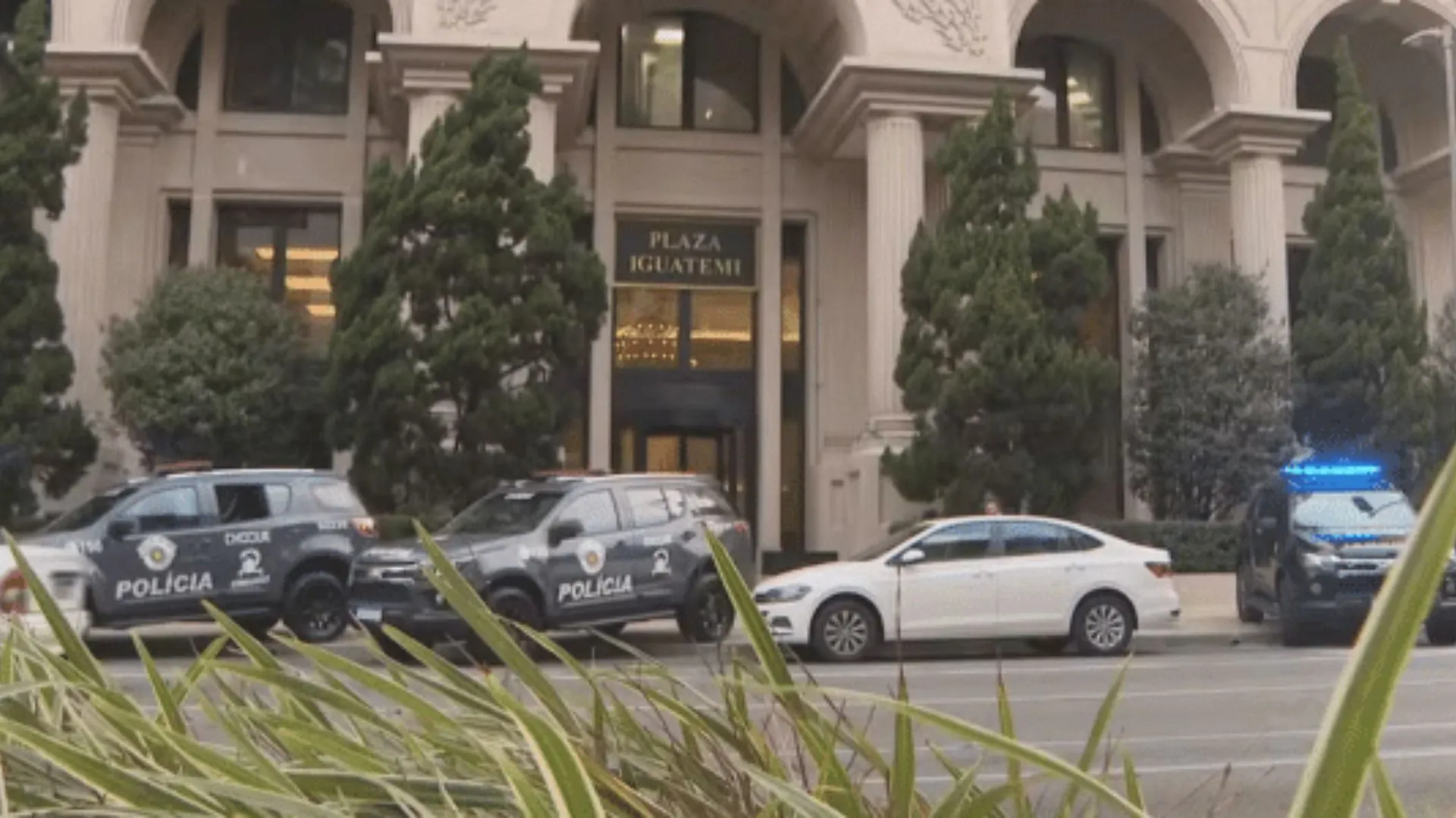 Policiais durante megaoperação na Faria Lima contra a presença do PCC no setor de combustíveis.