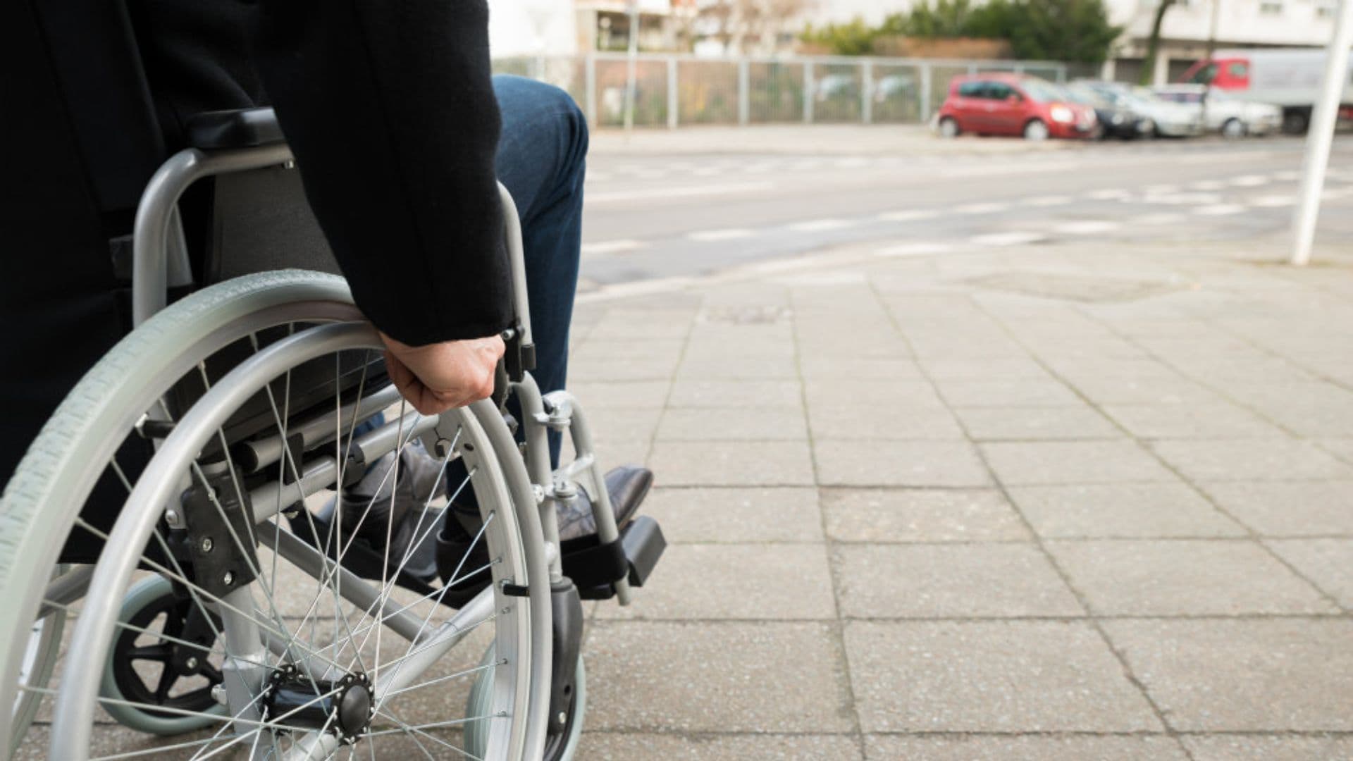 Homem em cadeira de rodas, pesquisa israelense pode conseguir fazer pessoas com paralisia voltarem a andar.