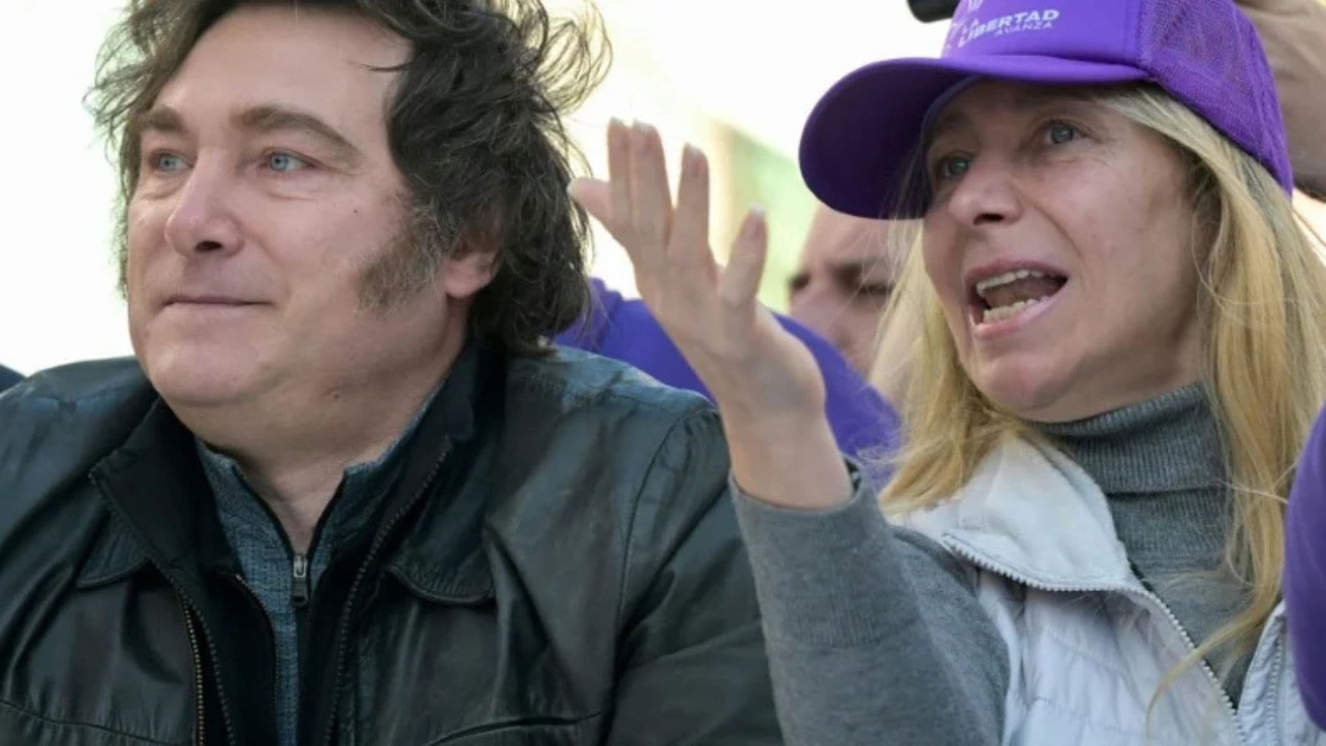 Javier Milei ao lado de sua irmã, Karina Milei, durante manifestação. Ela é acusada de participar de ume squema de corrupção com remédios.