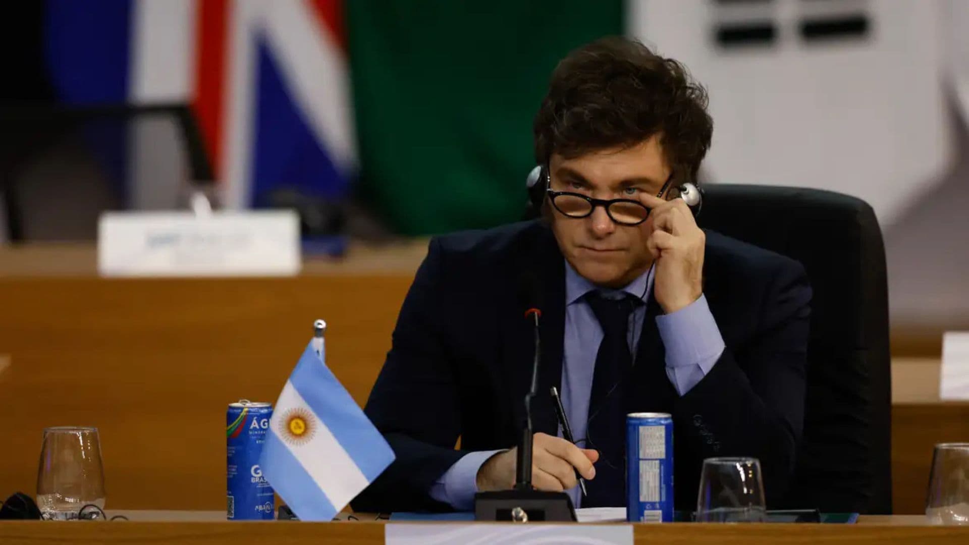 Milei durante conferência internacional, presidente está enfrentando uma crise.