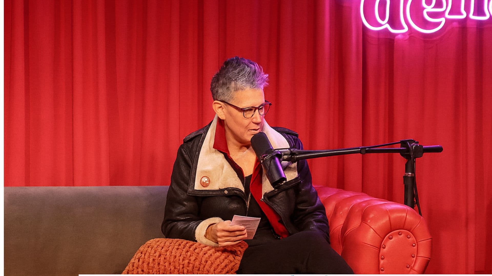 Jornalista Milly Lacombe durante o podcast LouvaDeusa, lá que ela disse que a família é a estrutura que cria a ideologia fascista