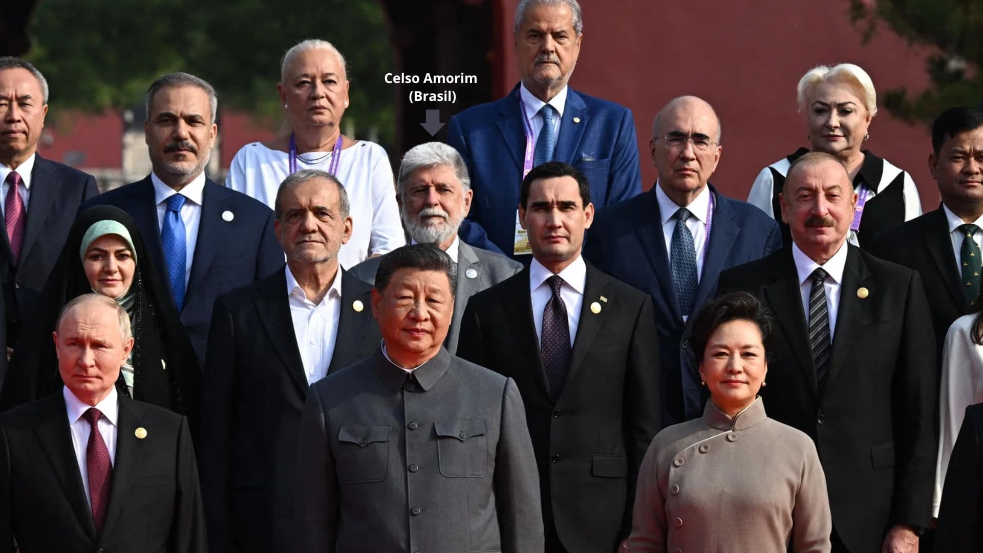 Celso Amorim posa em foto com a presença de Xi Jinping e Putin.