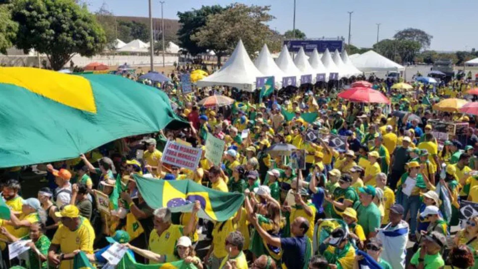 Manifestantes durante ato em Copacabana