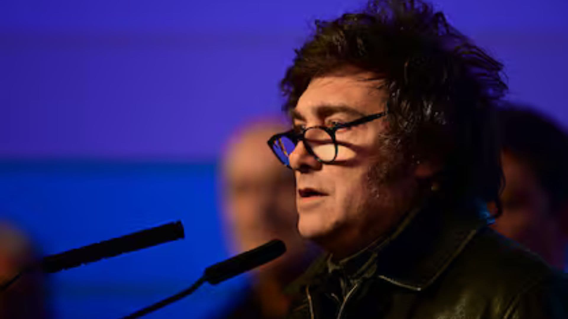 Milei durante discurso em que assumiu derrota.