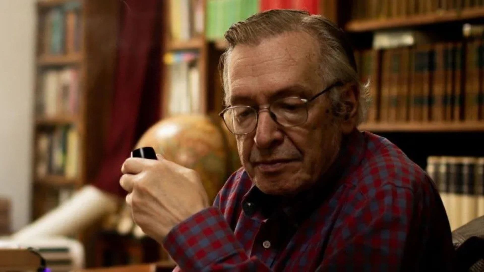 Olavo de Carvalho, Caetano quer pegar parte da herança do filosofo por ser chamado de pedófilo em um comentário na internet. Cantor conheceu sua esposa quando ela tinha 13 e ele 40.