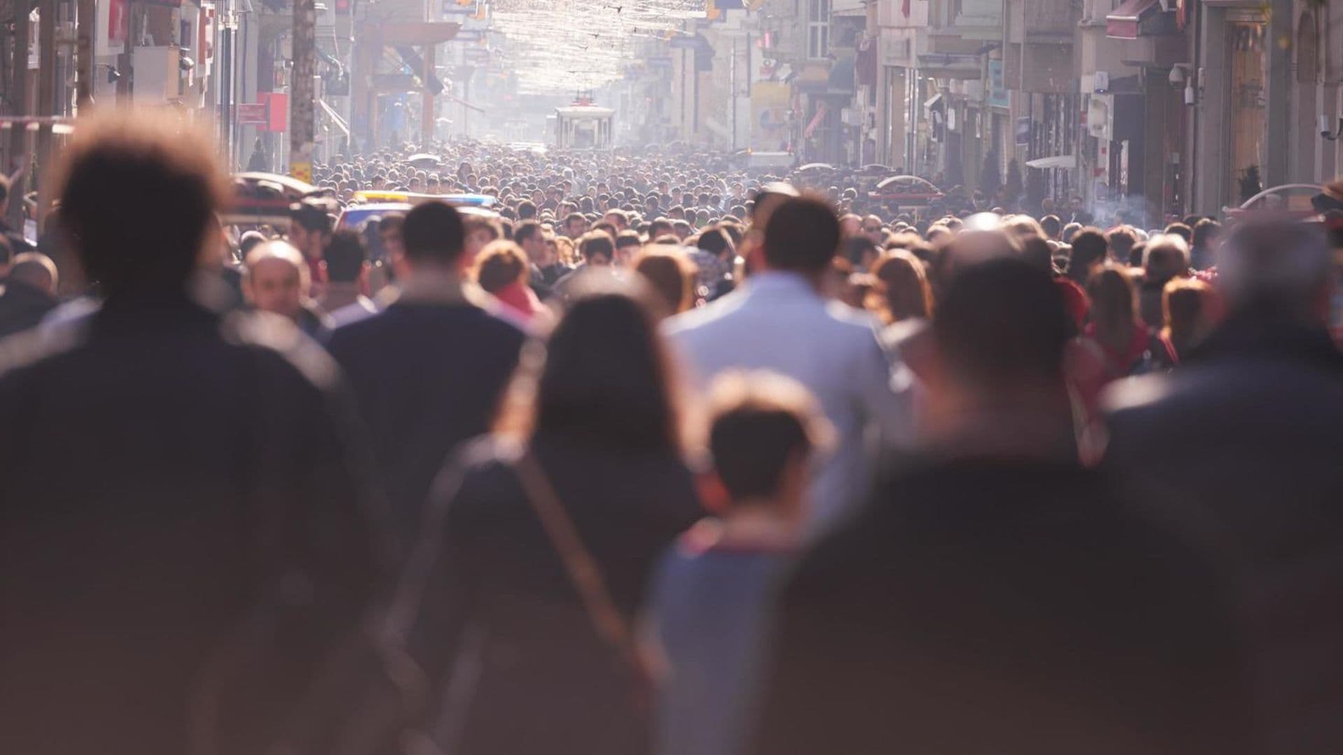 Pessoas caminhando na rua, pesquisa mostra que qualidade de vida melhorou no mundo.