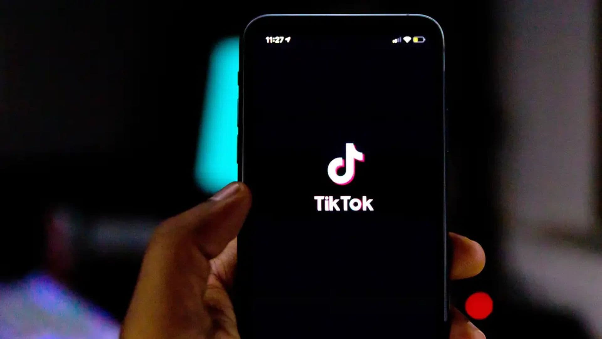 Pessoa usando aplicativo do tiktok em celular.
